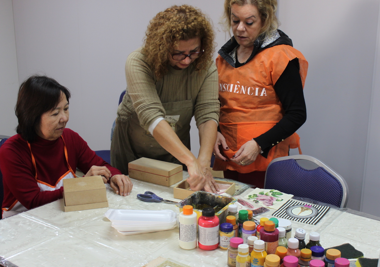 Aprenda pintura em madeira nas Oficinas Solidárias da AEA-PR