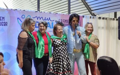 Show de Elvis cover anima Encontro de Aposentados na APCEF-PR