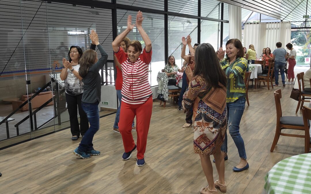 Almoço italiano com música reúne aposentados em Curitiba