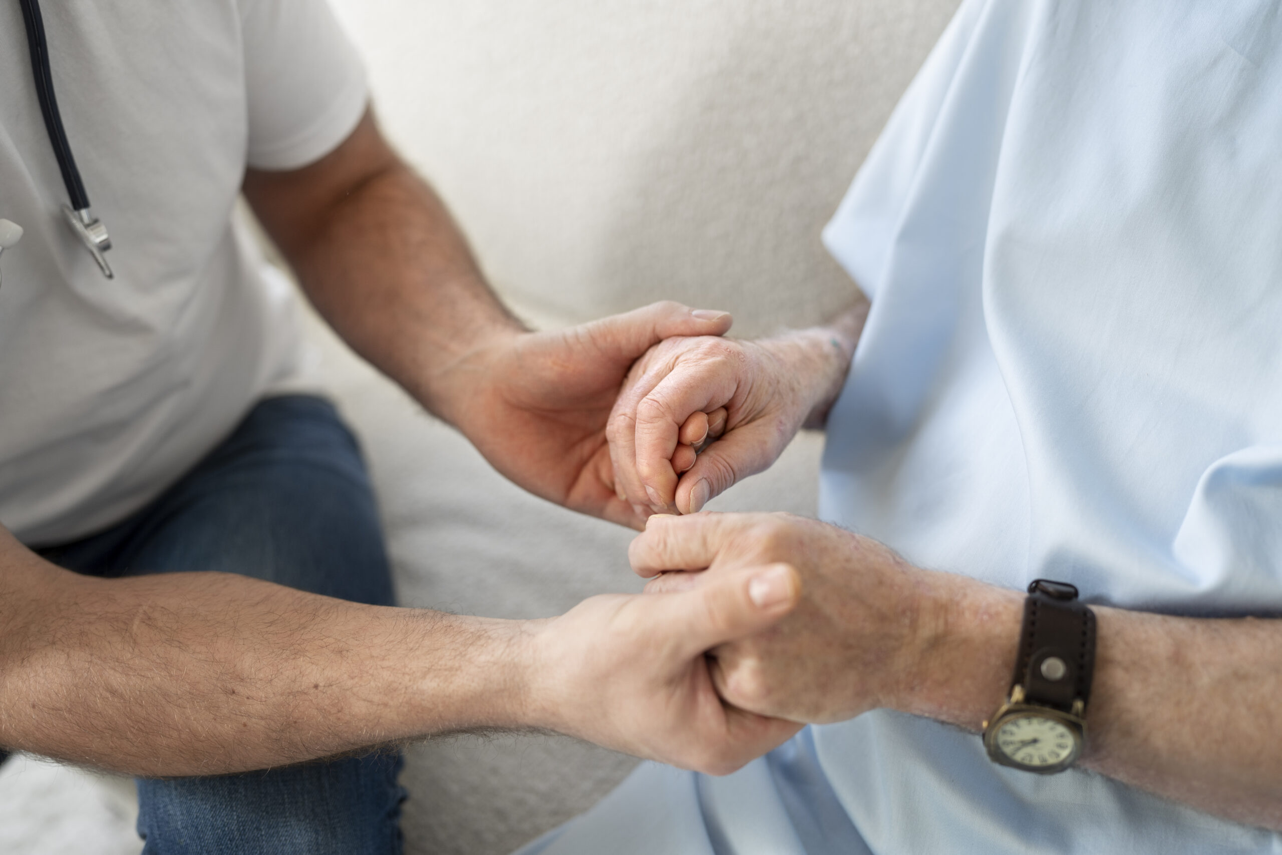 Entenda como identificar e como lidar com a Doença de Parkinson